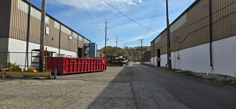 18513 EUCLID AVENUE portfolio of 2 properties for sale on LoopNet.com - Building Photo - Image 3 of 11