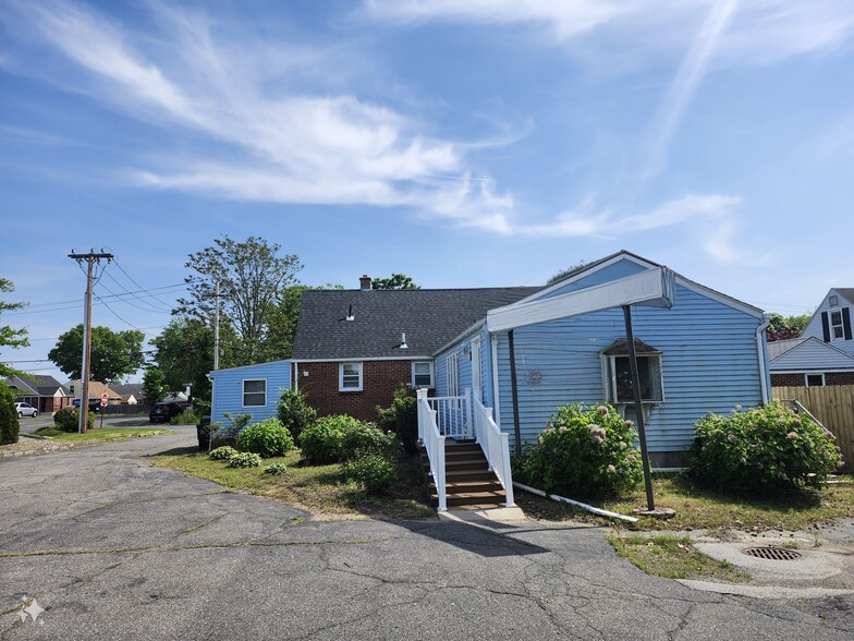 104 Lauzier Ter, Chicopee, MA for sale - Building Photo - Image 2 of 18