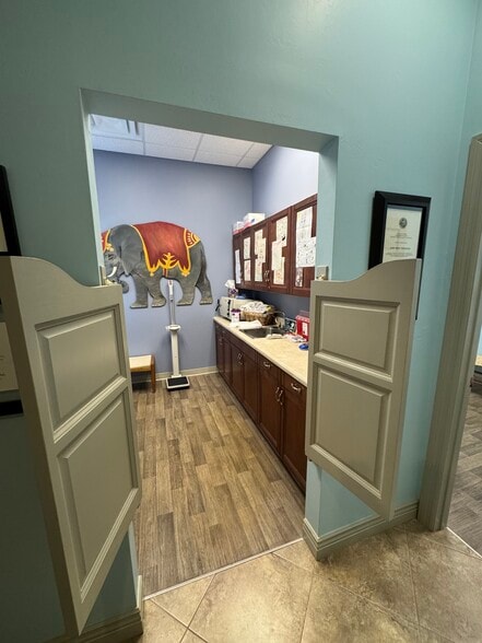 5500 Bryson Dr, Naples, FL for lease - Interior Photo - Image 3 of 7