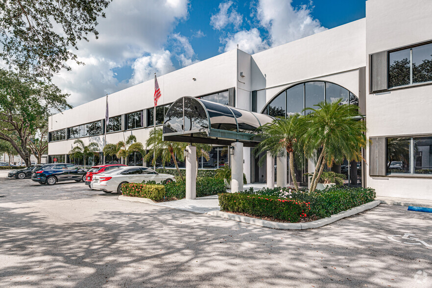 14261 Commerce Way, Miami Lakes, FL for lease - Building Photo - Image 1 of 10