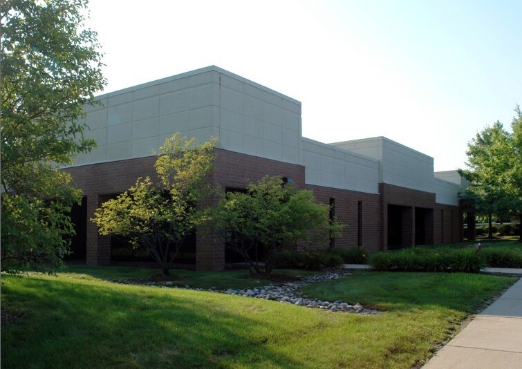 41551-41651 W 11 Mile Rd, Novi, MI for lease - Primary Photo - Image 1 of 11
