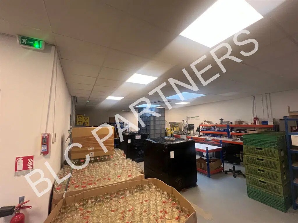 Flex in Paris for lease Interior Photo- Image 1 of 9