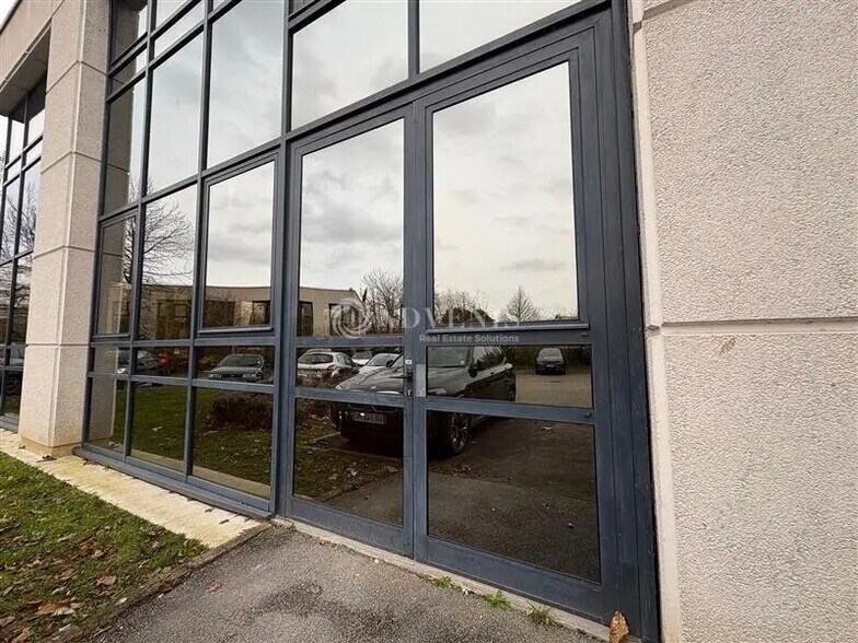 Office in Guyancourt for lease - Building Photo - Image 3 of 5