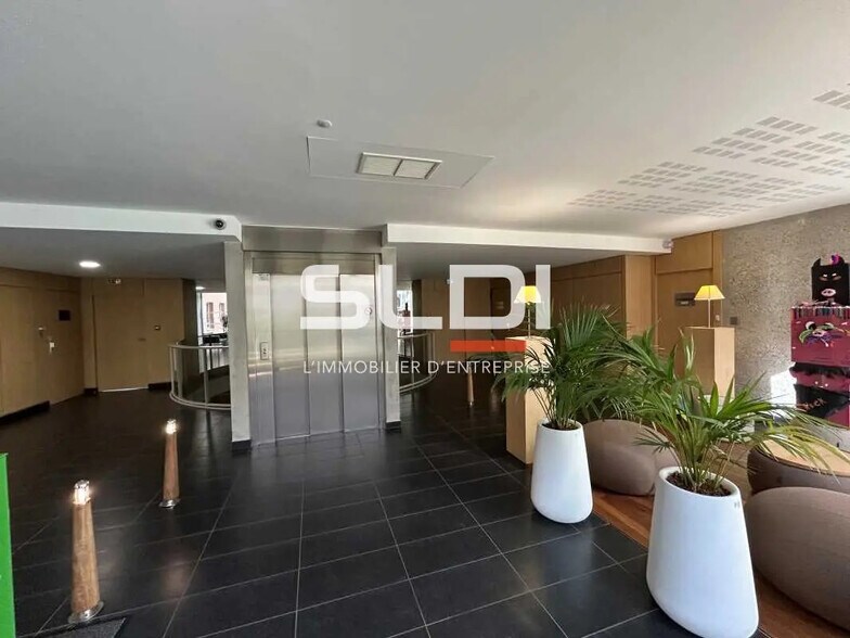 Office in Écully for lease - Lobby - Image 3 of 21