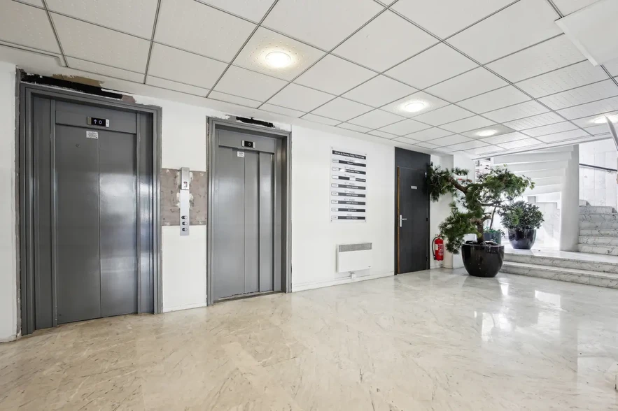 Office in Paris for lease - Lobby - Image 2 of 2