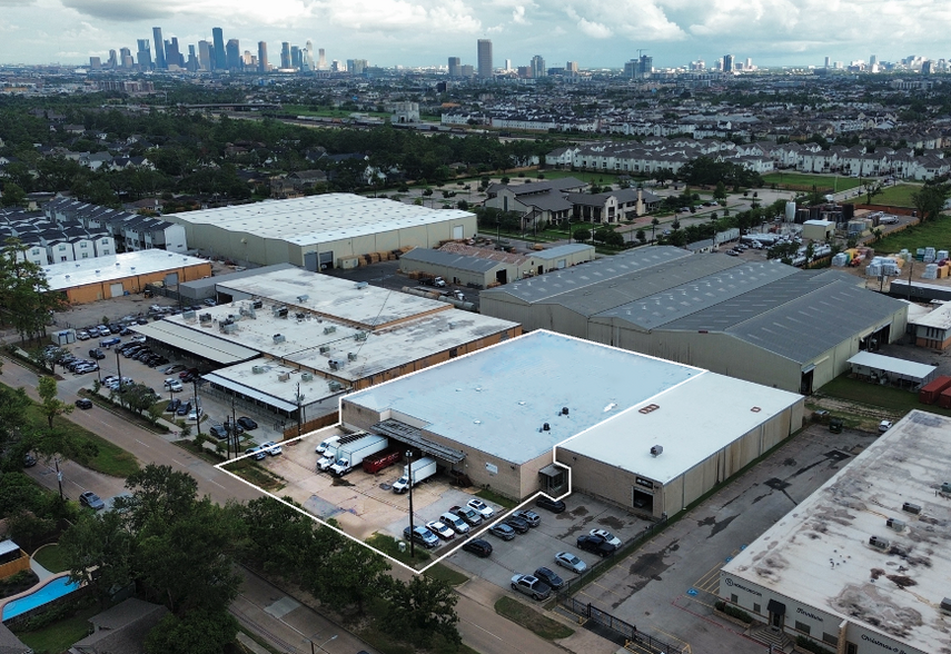 2727 W 11th St, Houston, TX for lease - Building Photo - Image 1 of 10