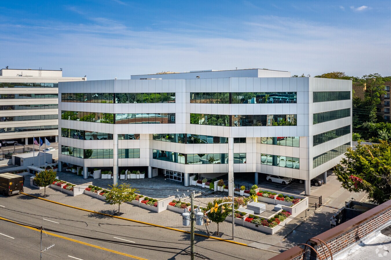 80 Cuttermill Rd, Great Neck, NY 11021