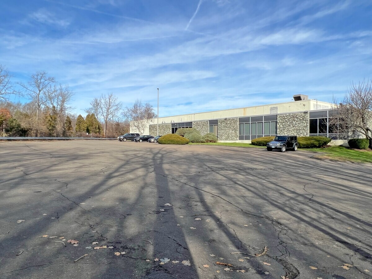 30 Nutmeg Dr, Trumbull, CT 06611