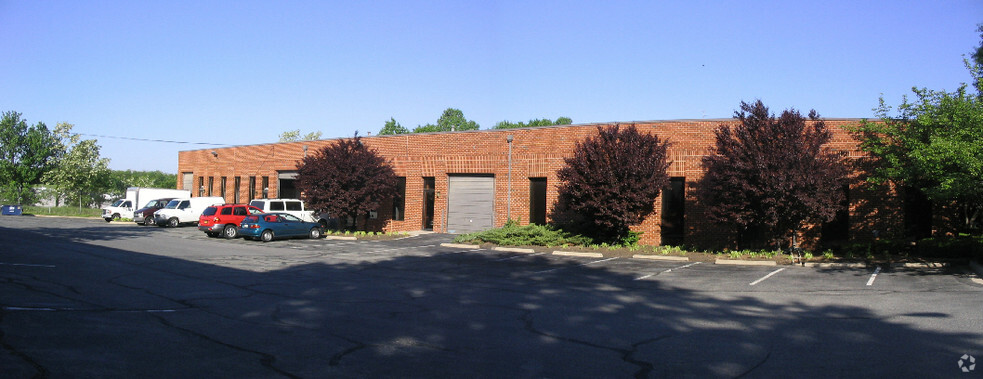 7904-7914 Queenair Dr, Gaithersburg, MD for lease - Building Photo - Image 2 of 5