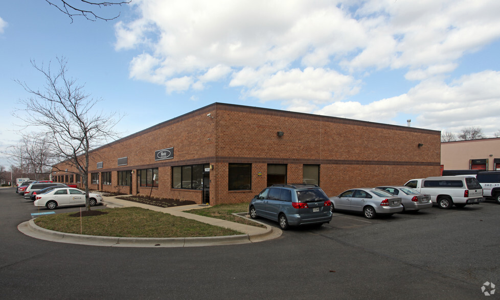 9201-9225 Hampton Overlook, Capitol Heights, MD for lease - Building Photo - Image 2 of 11