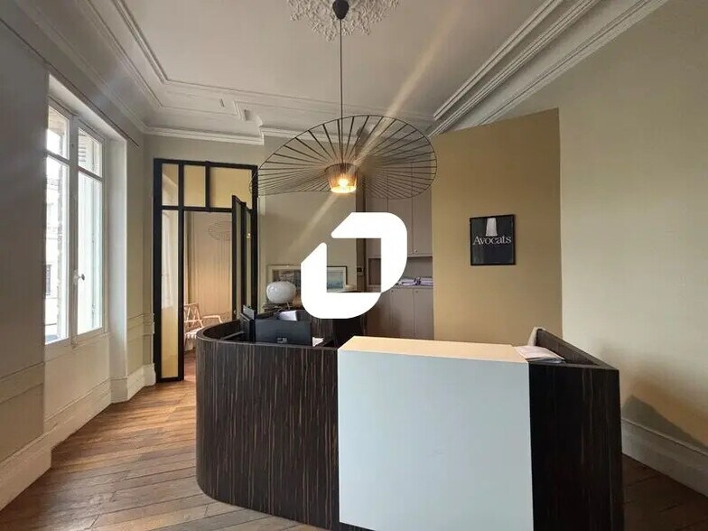 Office in Bordeaux for lease - Building Photo - Image 2 of 14
