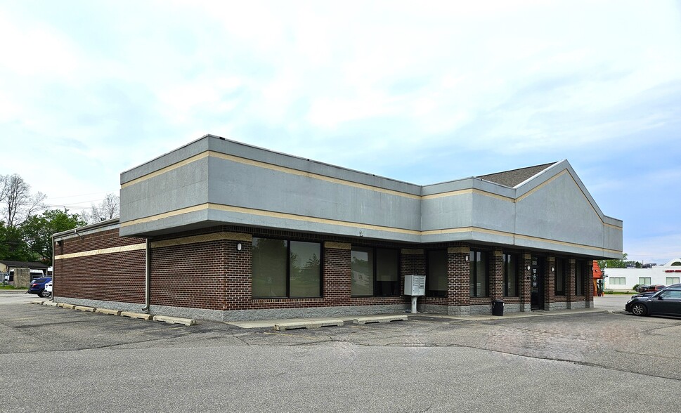 2020 E Grand River Ave, Howell, MI for lease - Building Photo - Image 2 of 4