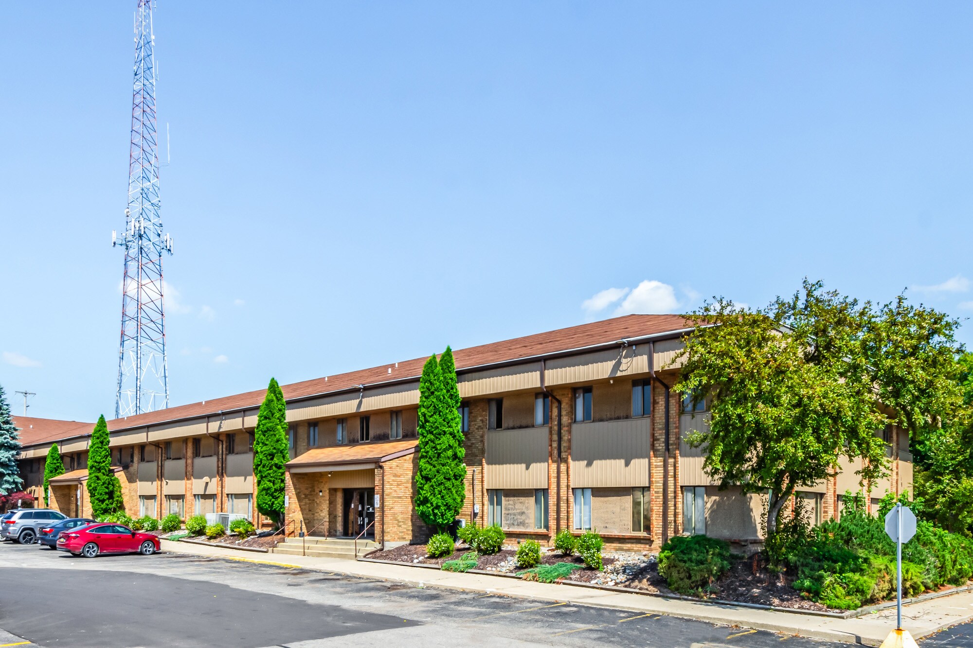 913 W Holmes Rd, Lansing, MI for lease Building Photo- Image 1 of 13