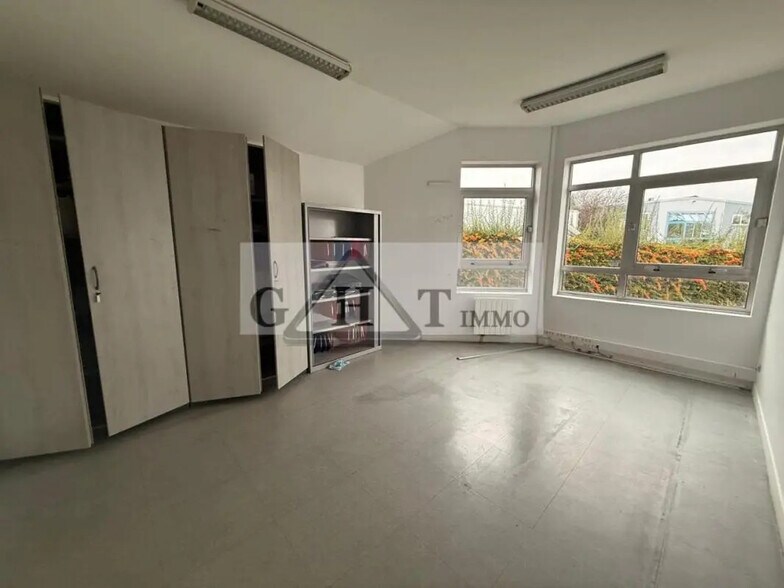 Office in Linas for lease - Building Photo - Image 3 of 6