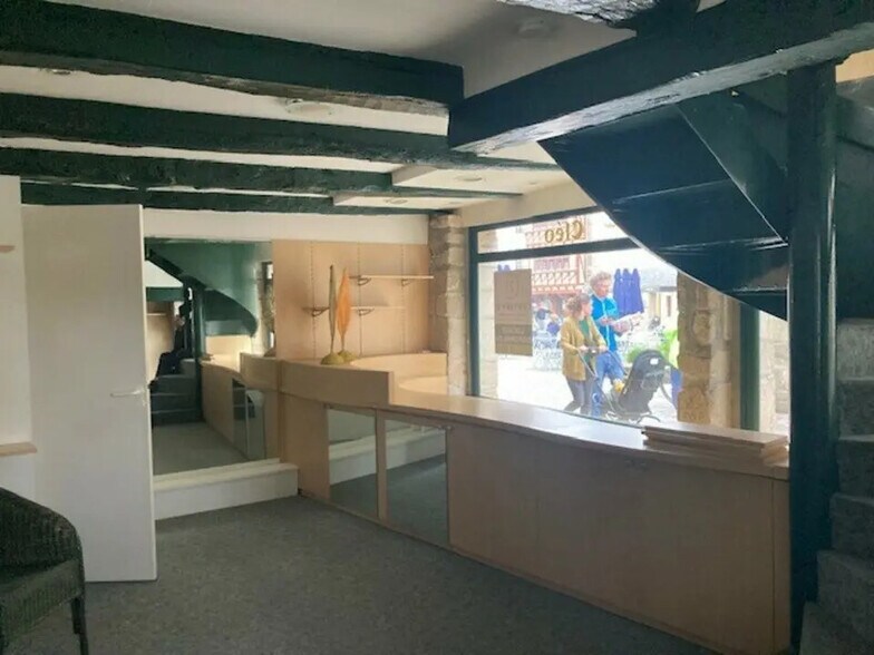 Retail in Quimper for lease - Interior Photo - Image 3 of 5