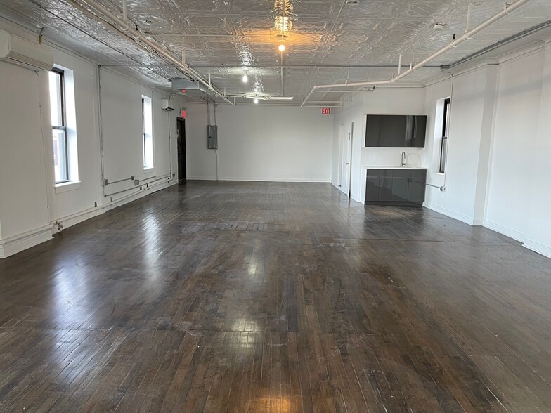 1 Knickerbocker Ave, Brooklyn, NY for lease - Building Photo - Image 3 of 11