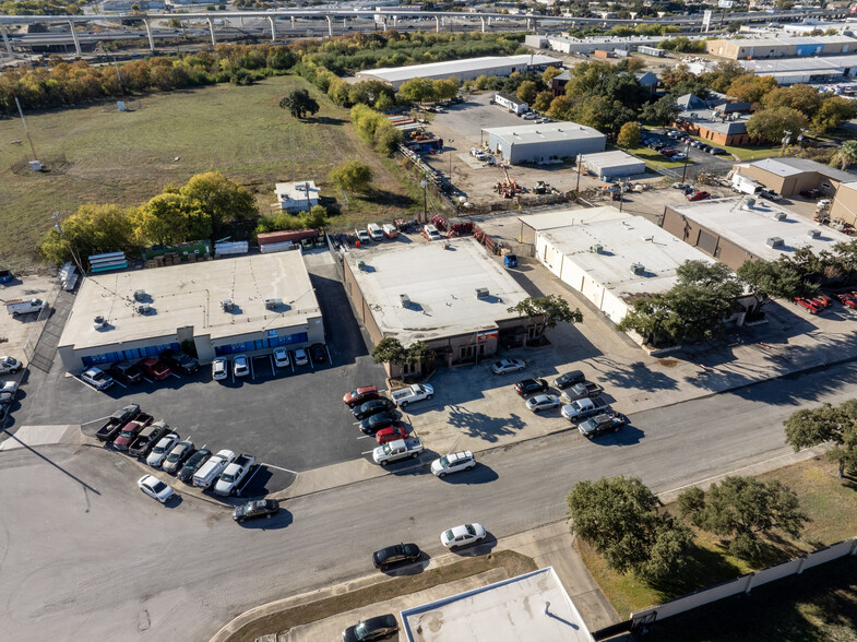 4402-4406 Centergate St, San Antonio, TX for lease - Building Photo - Image 3 of 9