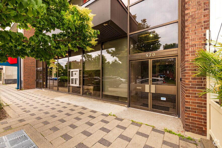 570-572 Av Victoria, Saint-lambert, QC for lease - Building Photo - Image 3 of 12