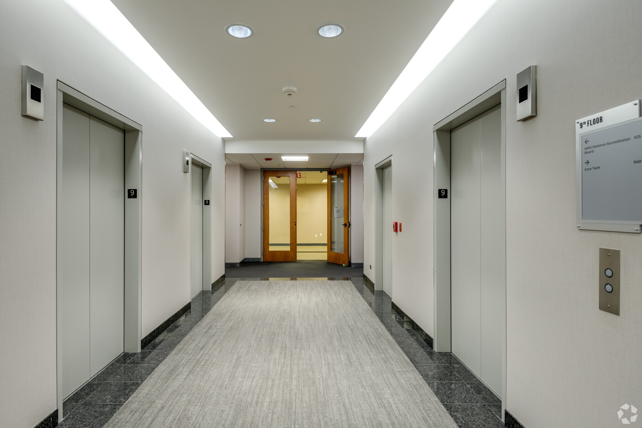 330 E Kilbourn Ave, Milwaukee, WI for lease Interior Photo- Image 1 of 8
