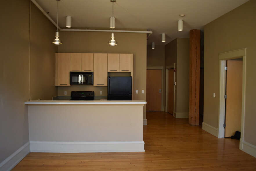 1-5 Oakes St SW, Grand Rapids, MI for sale - Interior Photo - Image 2 of 29