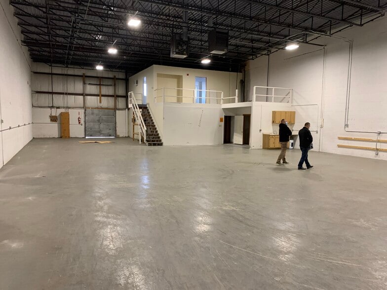 275 Centre St, Holbrook, MA for lease - Interior Photo - Image 2 of 2