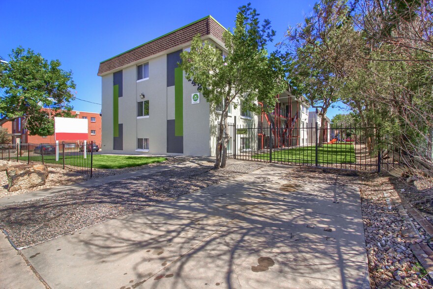 1422 Macon St, Aurora, CO for sale - Primary Photo - Image 1 of 1