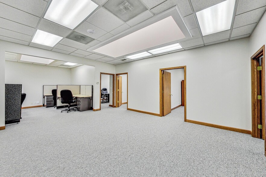 28085 N Ashley Cir, Libertyville, IL for sale - Interior Photo - Image 3 of 15