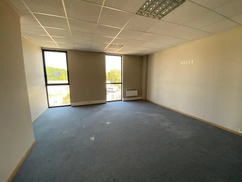 Office in Nogent-le-Phaye for lease - Interior Photo - Image 3 of 8