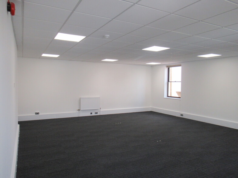 Lambton Rd, London for lease - Interior Photo - Image 3 of 4