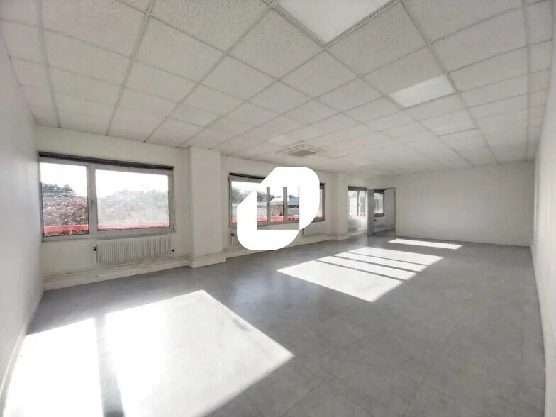 11 Avenue Jean D'Alembert, Trappes for lease - Interior Photo - Image 1 of 8