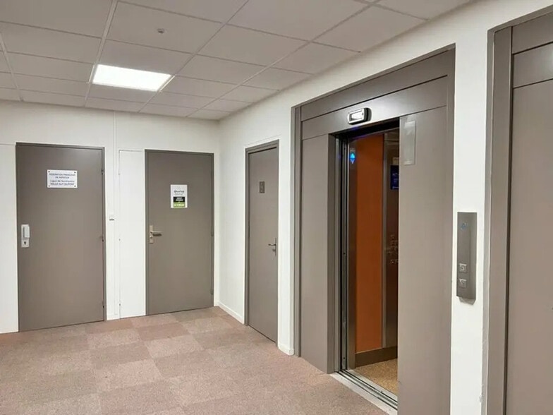 Office in Caen for lease - Building Photo - Image 1 of 8