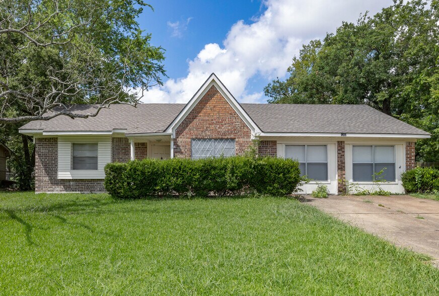 1202 Berkeley St, College Station, TX 77840