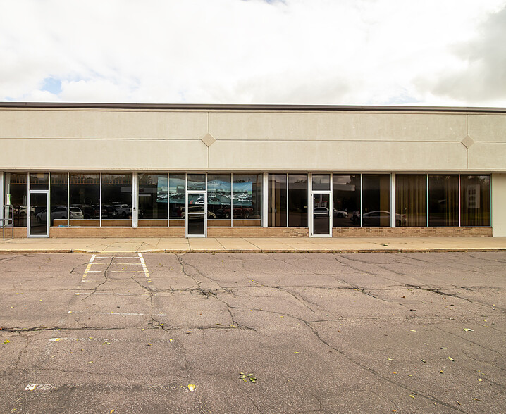 2015 S Broadway St, New Ulm, MN for lease - Building Photo - Image 3 of 36