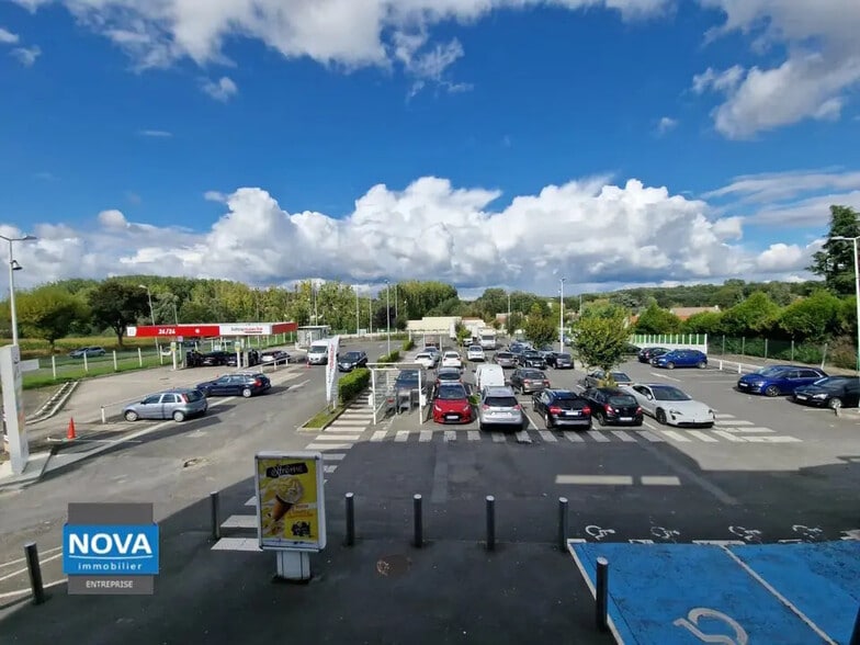 Retail in Le Thillay for lease - Aerial - Image 3 of 3