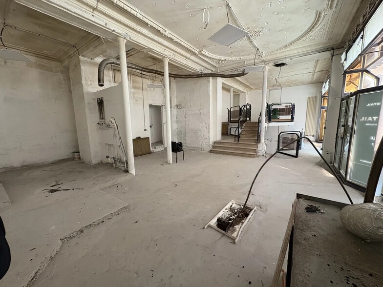 Retail in Paris for lease - Interior Photo - Image 2 of 5