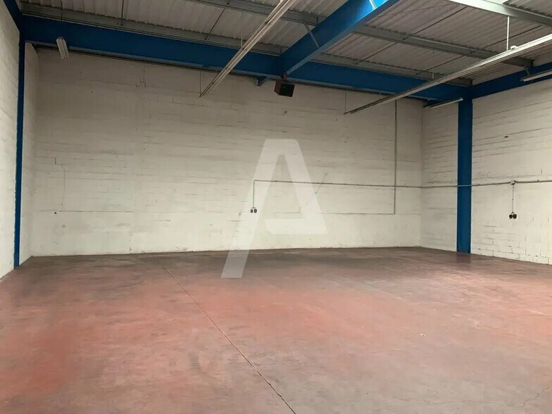 Flex in Noisiel for lease - Interior Photo - Image 2 of 3