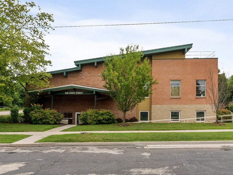 920 State St, Manitowoc, WI for lease - Building Photo - Image 1 of 8