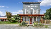 The Bear Bottom Inn - Motel