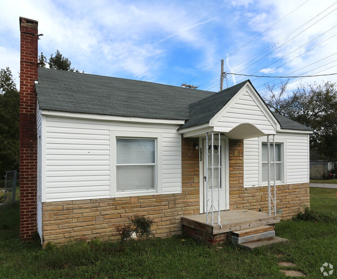 2417 E Kivett Dr, High Point, NC 27260