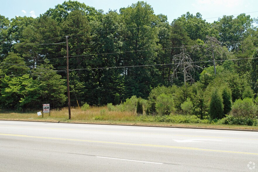 1924 Eastchester Dr, High Point, NC for sale - Primary Photo - Image 1 of 1