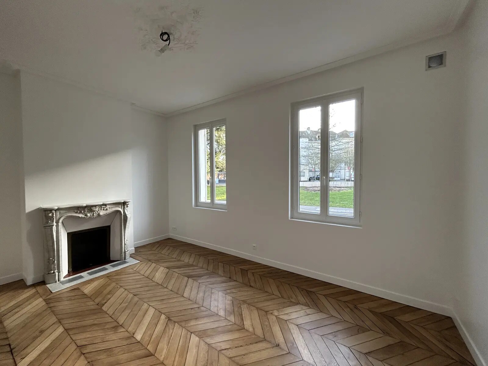 Office in Chartres for lease Interior Photo- Image 1 of 8