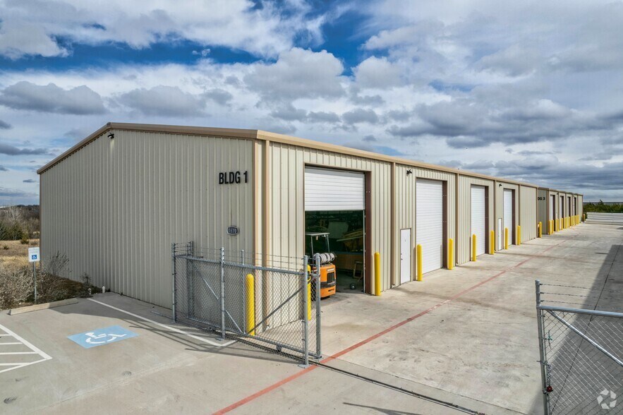 1670 American Way, Cedar Hill, TX for lease - Primary Photo - Image 1 of 10