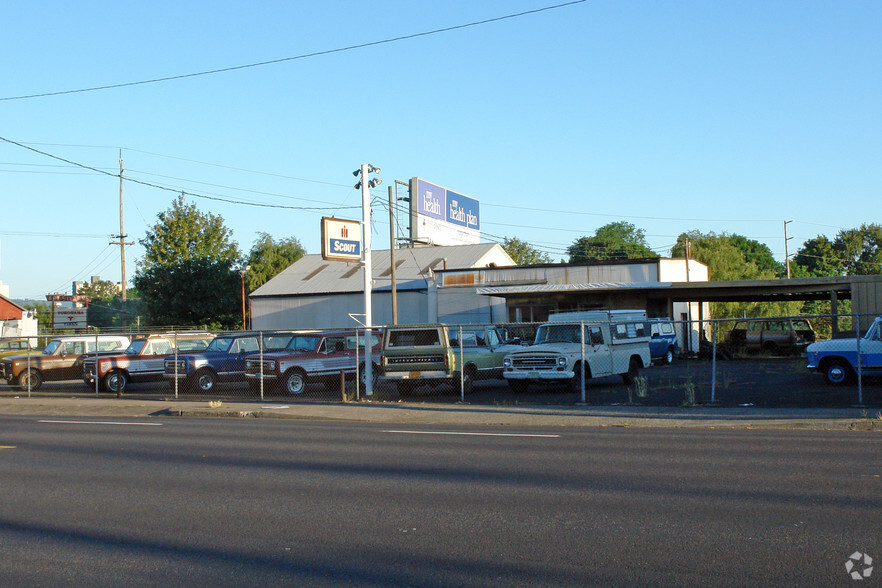 2865 NE Sandy Blvd, Portland, OR for lease - Primary Photo - Image 2 of 4