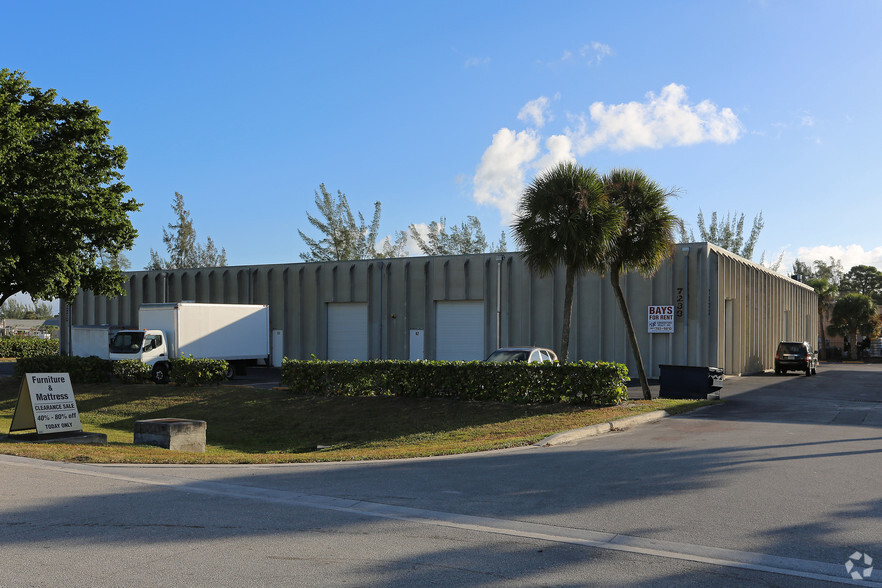 7233 Southern Blvd, West Palm Beach, FL for lease - Primary Photo - Image 2 of 4