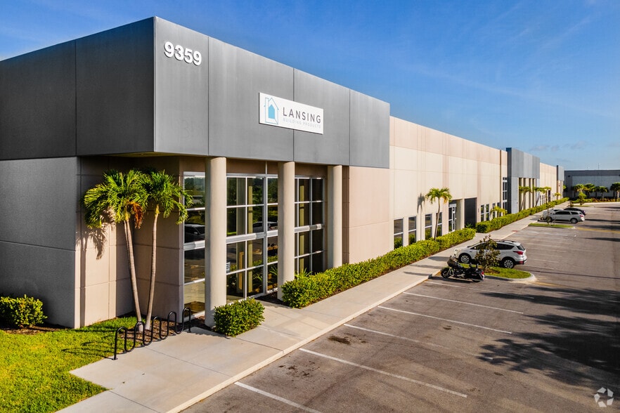 9353 Laredo Ave, Fort Myers, FL for lease - Primary Photo - Image 3 of 8