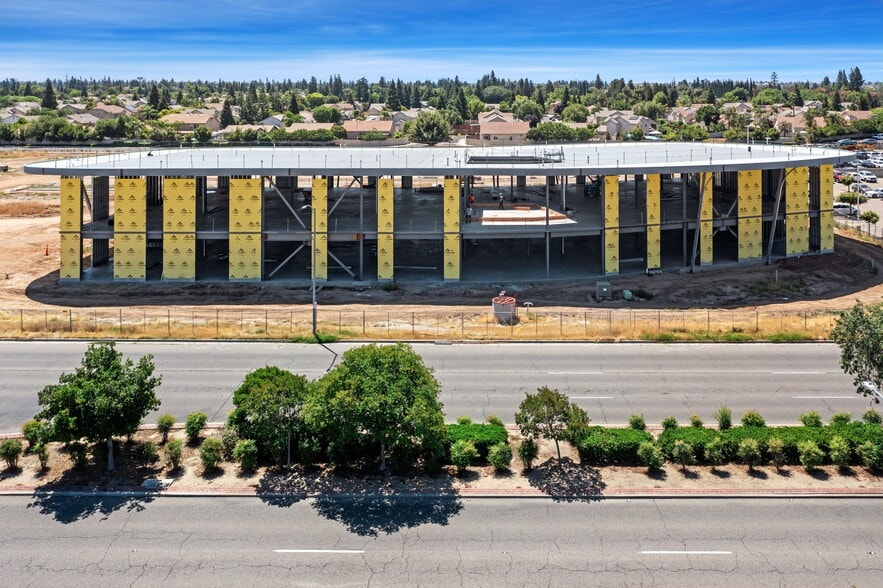 700 W Herndon Ave, Clovis, CA for lease - Building Photo - Image 3 of 6