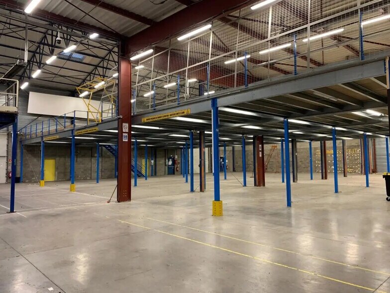 Flex in Morangis for lease - Building Photo - Image 1 of 5