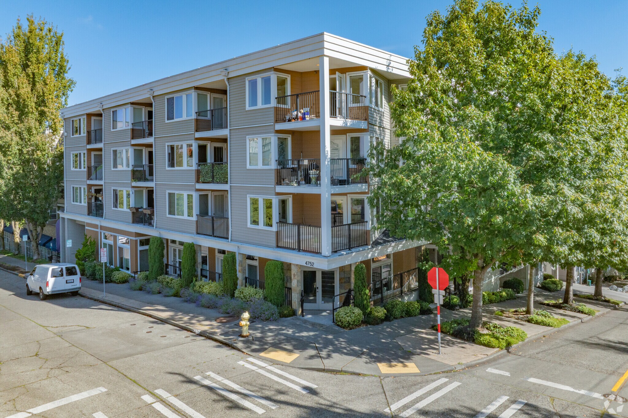 4752 41st Ave SW, Seattle, WA for sale Primary Photo- Image 1 of 1