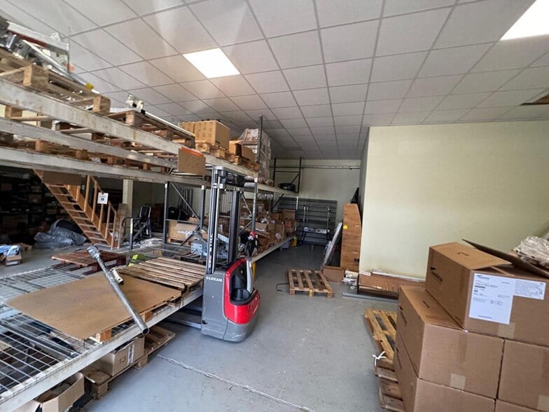 Flex in Metz for lease - Interior Photo - Image 2 of 4