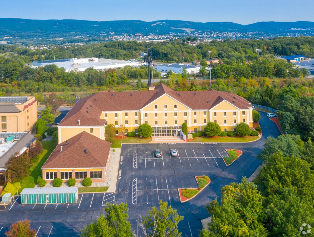 44 Montage Mountain Rd, Moosic, PA 18507